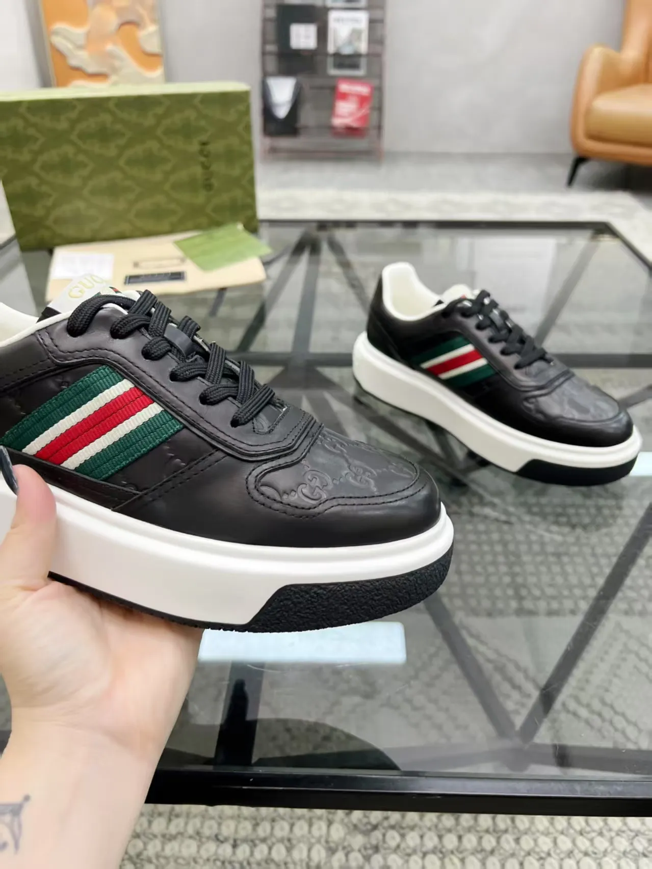 Factory price: 460💰Gucci’s new men’s shoes GUCCI] latest shoes shipped. Original quality, fashionable, made of special materials, sheepskin lining, brand new packaging. The foot feels super comfortable and the workmanship is impeccable. Size: 38-44, customized 45